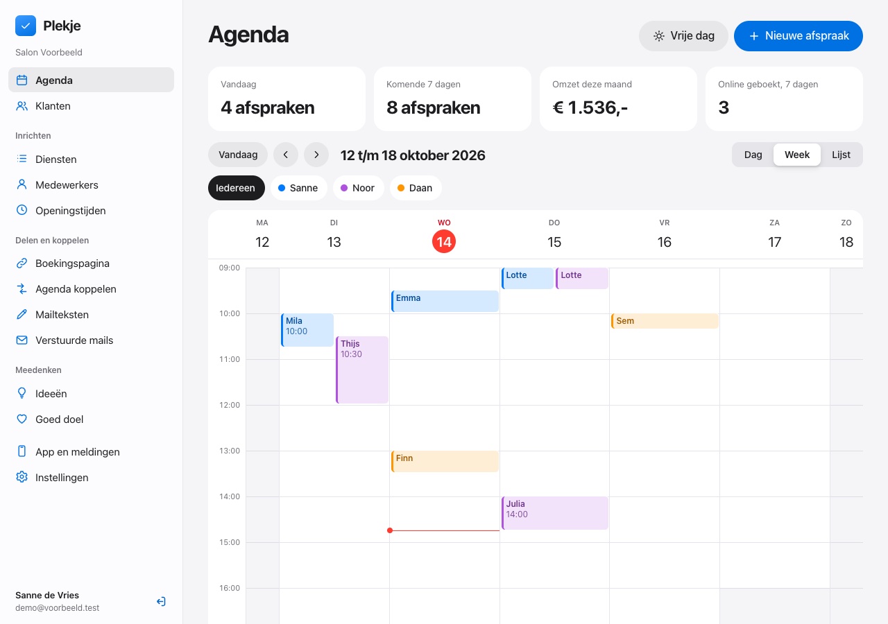 De agenda van Plekje op een laptop: een week met de afspraken van drie medewerkers, elk in een eigen kleur.